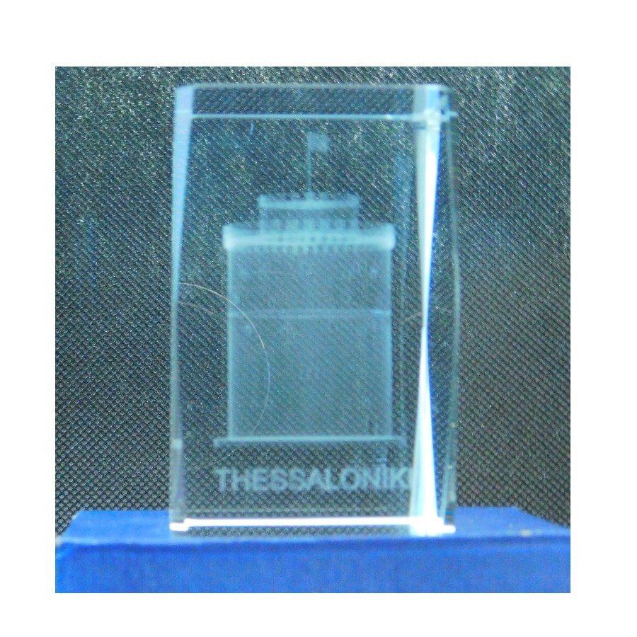 leykos-pyrgos-trisdiastato-krystallo